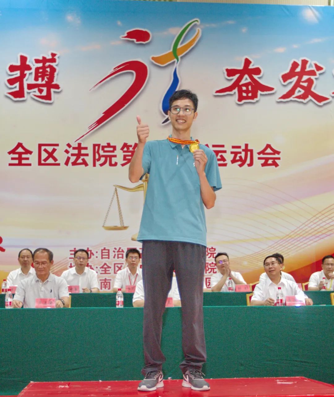 包含新加坡代表团奋力拼搏创造佳绩的词条